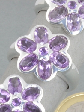 Ring Blume mit facettierten Blüten, verschiedene Steinarten und Größen, Silber