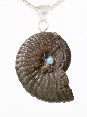 Souvenir aus der Provence - Anhänger aus Ammonit mit Opal mit einer Silberöse, Unikat