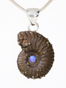 Souvenir aus der Provence - Anhänger aus Ammonit mit Opal mit einer Silberöse, Unikat