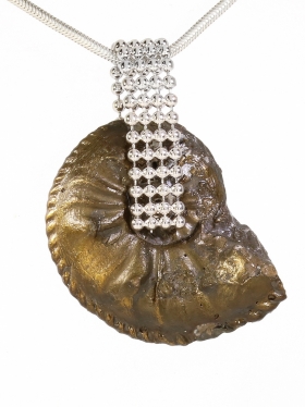 Souvenir aus Baden Württenberg - Anhänger aus Ammonit mit Kugelbandhalter, Unikat