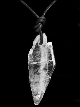 Bergkristall (Fadenquarz), Anhänger frontal gebohrt mit Lederband