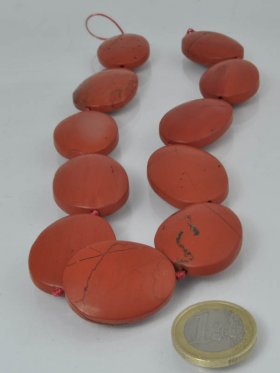 Jaspis rot, matt, Südafrika, freeform, ca. 34 x 25 mm, Strang 40 cm