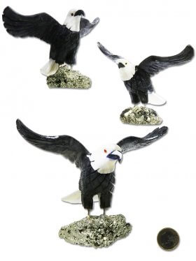 Marmor Adler klein aus Peru auf Pyrit Sockel, in aufrechter Position stehend