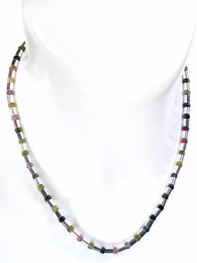 Halskette aus bunten Turmalinen kombiniert mit Silberröhrchen aus 925 Silber rhodiniert