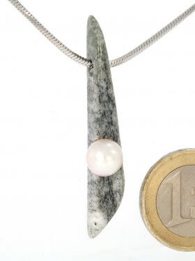 Gneis aus dem Salzburger Land mit Perle, Anhänger inkl. Edelstahlkette, Unikat