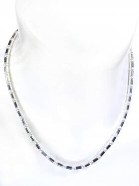 Halskette aus weißen Muschelkernperlen kombiniert mit Silberröhrchen aus 925 Silber rhodiniert