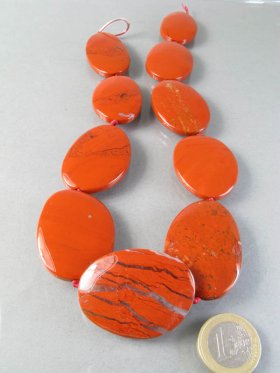 Jaspis rot, oval, ca. 43 x 33 mm, Strang 40 cm