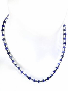 Halskette aus Sodalitkugeln kombiniert mit Silberröhrchen aus 925 Silber rhodiniert