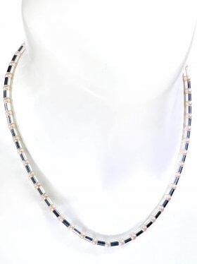 Halskette aus cremefarbenen Muschelkernperlen kombiniert mit Silberröhrchen aus 925 Silber rhodiniert